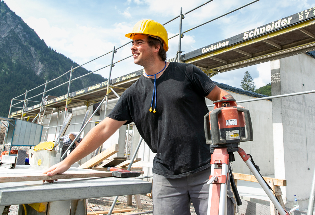 Azubi auf der Baustelle in Oberstdorf